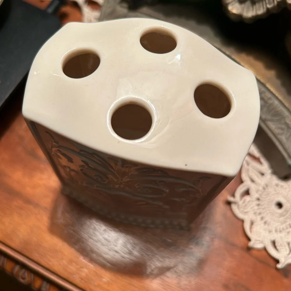 Lenox Toothbrush Holder